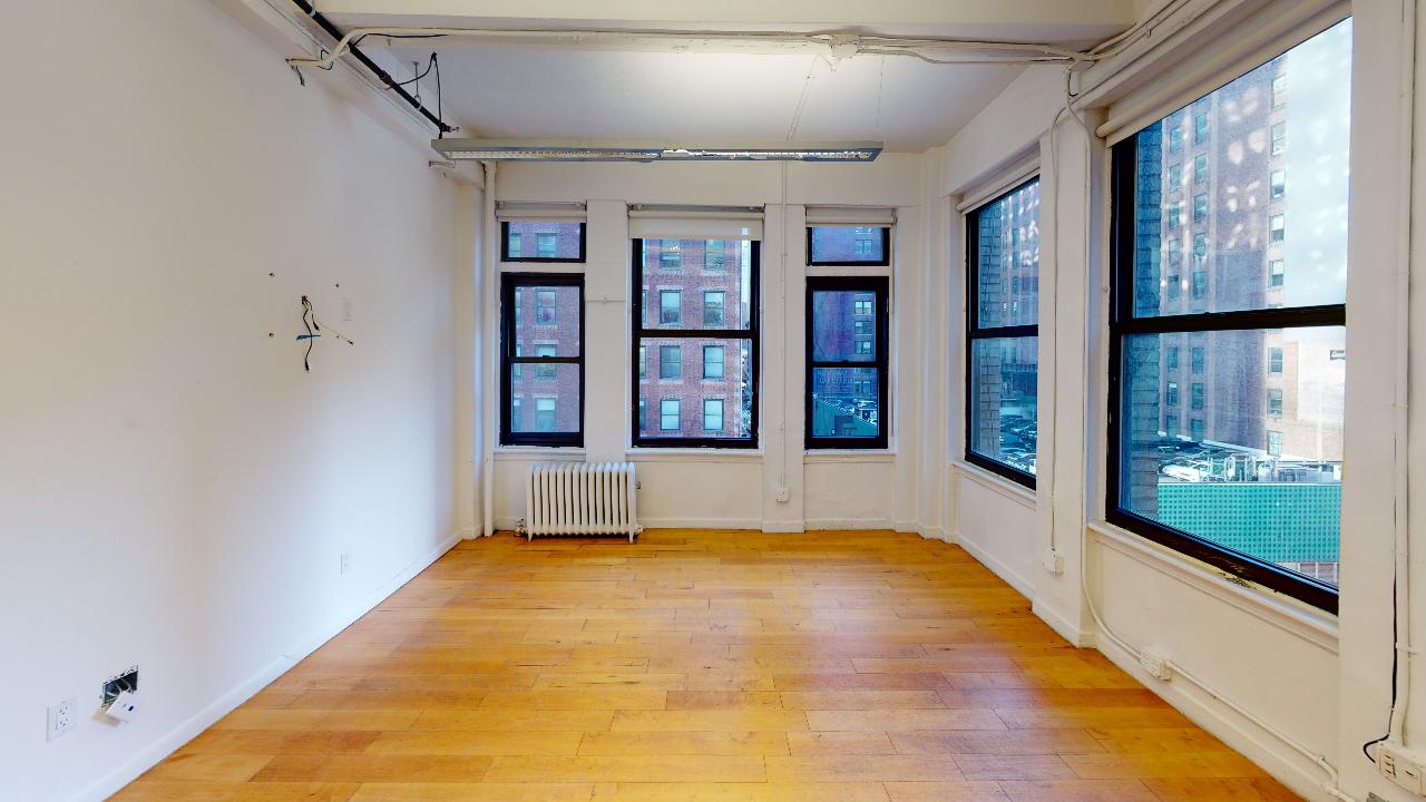 Entire 7th Floor Office for Lease: 526 Seventh Ave, Manhattan